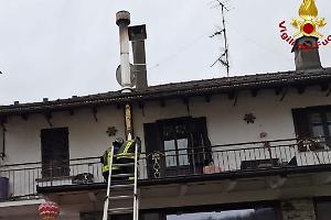 Fiamme sul Lago d’Orta: la canna fumaria incendia parte di un tetto a Nonio