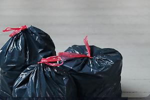 Volpiano, Corso Europa trasformata in discarica: rifiuti a bordo strada e controlli fantasma