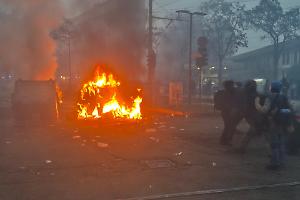 Guerra in corso Regina: i pro-Aska devastano il quartiere - LA DIRETTA