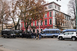 Torino come la Valsusa: grate e super-blindatura di Askatasuna prima del corteo