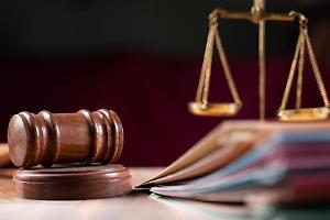 Morde e stacca parte del naso a un uomo: condannato a due anni