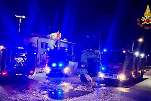 Oleggio: incendio al tetto di una casa, fiamme partite dal camino