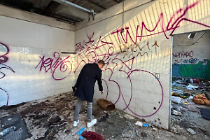 Nella fabbrica-horror dov'è morto Mostafa: dentro ci sono 20 clochard