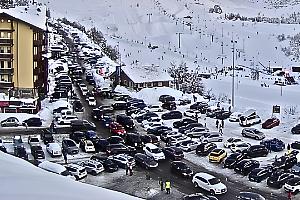 Ingorgo epocale dopo la nevicata: chiusa la strada per Prato Nevoso e Artesina