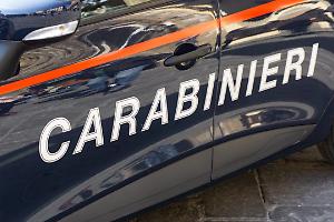 Beinasco, uomo ubriaco semina il caos sotto un condominio in via Mirafiori