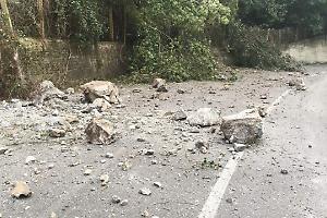 Caduta massi sulla sp32 in Valle di Viù: traffico sospeso e senso unico alternato
