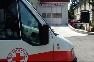 Valperga, Volkswagen Polo contro la rotonda sulla 460: cinque ragazzi feriti