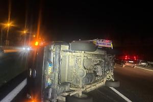 Torino, auto si ribalta sulla Tangenziale nord, quattro feriti