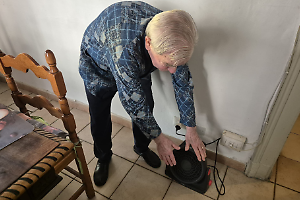 Case popolari al gelo, esplode la rabbia: minacce e gomme tagliate agli operai