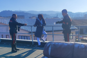 Armata di coltello, litiga col fidanzato e minaccia il suicidio: i carabinieri la salvano