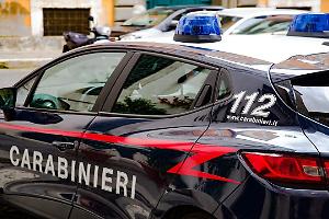 Cherasco, auto fuori strada in via Stura: paura per il conducente