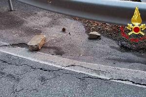 Frana sulla Statale per Macugnaga: massi colpiscono un’auto