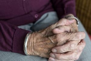 Chivasso, la truffa della gomma bucata colpisce ancora: sempre lo stesso parcheggio, sempre le stesse vittime