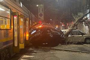 Tram "lancia" un'auto su un albero: l'incidente in corso Belgio