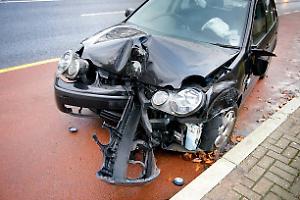 Malore alla guida, auto contro un camion: muore una donna di 58 anni