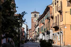 Chivasso, assalto notturno alla Focacceria Genovese, vetrina sfondata con un tombino