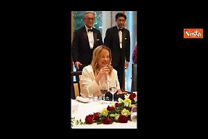 Meloni, compleanno a Tokyo: la premier giapponese le canta (in italiano) "Tanti auguri"