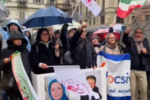 Torino in piazza per l'Iran: «Non possiamo rimanere in silenzio»