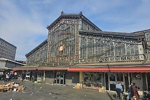 Torino, in piazza della Repubblica doppio incendio sotto i portici