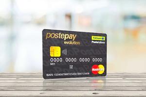 Postepay smarrita, scopre la truffa: la carta usata da una collega e il compagno