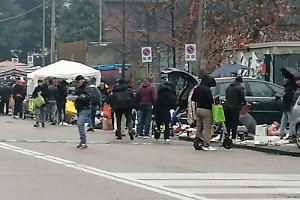 Torino, via Carcano invasa dagli abusivi - LE FOTO