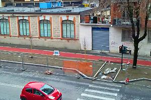 Per la pista ciclabile lavori infiniti: «Nel cantiere non ci sono operai»