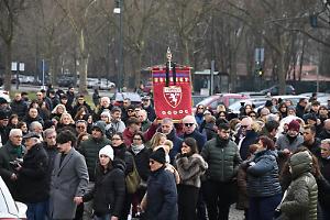 Rap, lacrime e la sciarpa del Toro per l'addio a Davide, morto in via Nizza