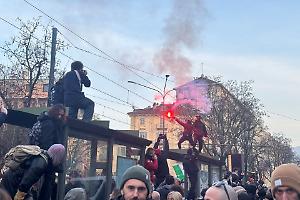 Scontri in Corso Regina: fumogeni, molotov e la bufera politica sulla presenza di Avs