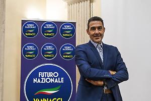 Scontri a Torino, Vannacci: «Contro il poliziotto usato laser molto potente per bruciargli la retina»