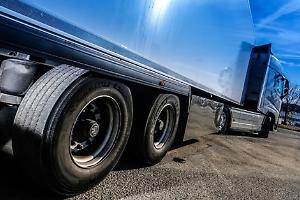 Camion carico di legna si ribalta sulla provinciale 79: traffico in tilt per il recupero