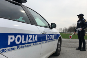 Scontro tra auto e moto nel Quadrilatero Romano: un ferito trasferito in ospedale