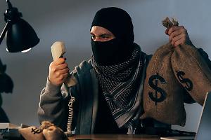 Falsi SMS bancari, l’allarme corre sui telefoni: nel mirino i correntisti della Banca di Asti