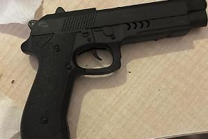 Paura al pronto soccorso del Mauriziano: 24enne ubriaco fermato con una pistola finta