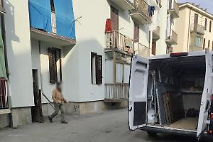 Continua la guerra ai nomadi abusivi in via Ghedini: sgomberato un appartamento