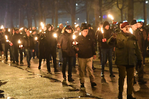 Torce, fiaccolata e tamburi: in cento sfidano la pioggia e onorano i martiri delle foibe