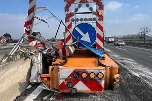 Tangenziale Sud, auto contro un mezzo del cantiere: traffico in tilt verso Piacenza