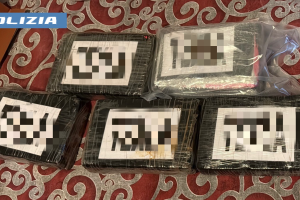 Cinque chili e mezzo di cocaina nascosti nel controsoffitto: uomo arrestato a Nichelino