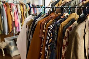 Moda, addio ai roghi dell’invenduto: dal 2026 l’Europa cambia le regole