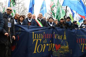 Il corteo per il rilancio di Mirafiori: "Per sopravvivere servono almeno 200mila vetture l'anno"