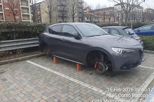 Ancora un'auto semi-cannibalizzata: suv sollevato su mattoni, Nucera: "Solo l'ultimo "regalino""