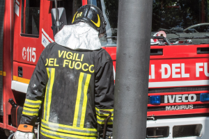 Scivola nel fango per salvare il cane: donna salvata dai Vigili del Fuoco sull'argine del Chisone