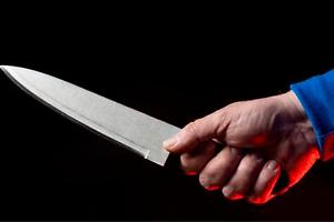 Tentato omicidio a Venaria Reale: pensionato aggredisce una cameriera con un coltello