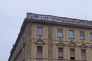Dal "Viva Mattarella" al "Viva la Costituzione": il balcone di piazza San Carlo lancia un nuovo messaggio