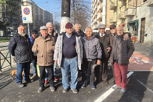 Lingotto, panchine tolte dopo 40 anni: anziani in protesta (ma qualcuno non le vuole)