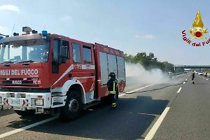 Camion fuori strada a Rivarolo: ruote nel fosso e carico di sabbia disperso