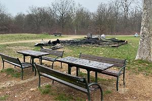 Nichelino, incendio al parco del Boschetto: distrutta una casetta dei rifiuti