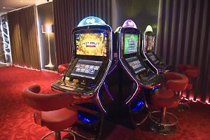 Auto ariete contro la sala giochi, poi la fuga e l’incidente a Pinerolo: arrestato 33enne