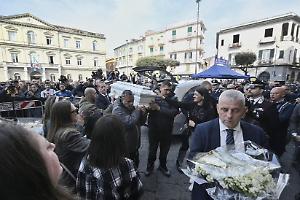 Funerali a Nola per il piccolo Domenico, presente anche il premier Meloni