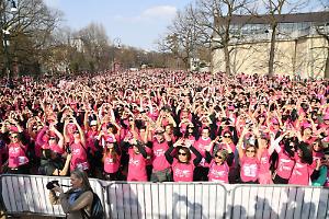Un fiume di rosa: record di torinesi in corsa per la lotta al cancro