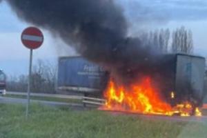 Tir in fiamme sull’ex statale 20 a Carignano: incendio al rimorchio, strada chiusa